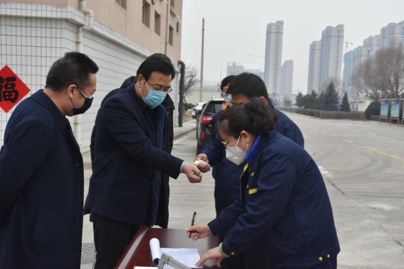 市城管局劉云飛局長一行蒞臨忻州市水務(wù)有限責任公司污水處理分公司檢查疫情防控及復(fù)工復(fù)產(chǎn)工作情況。.jpg