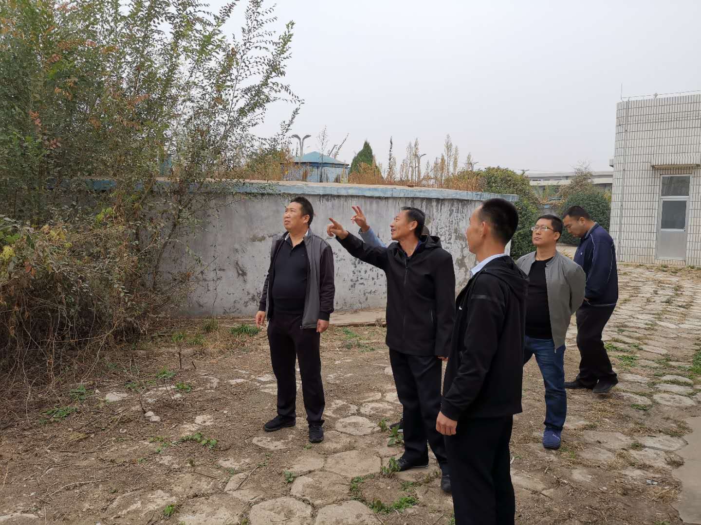 公司總經(jīng)理王建人在供水、污水生產(chǎn)一線開展風(fēng)險隱患排查 (1).jpg