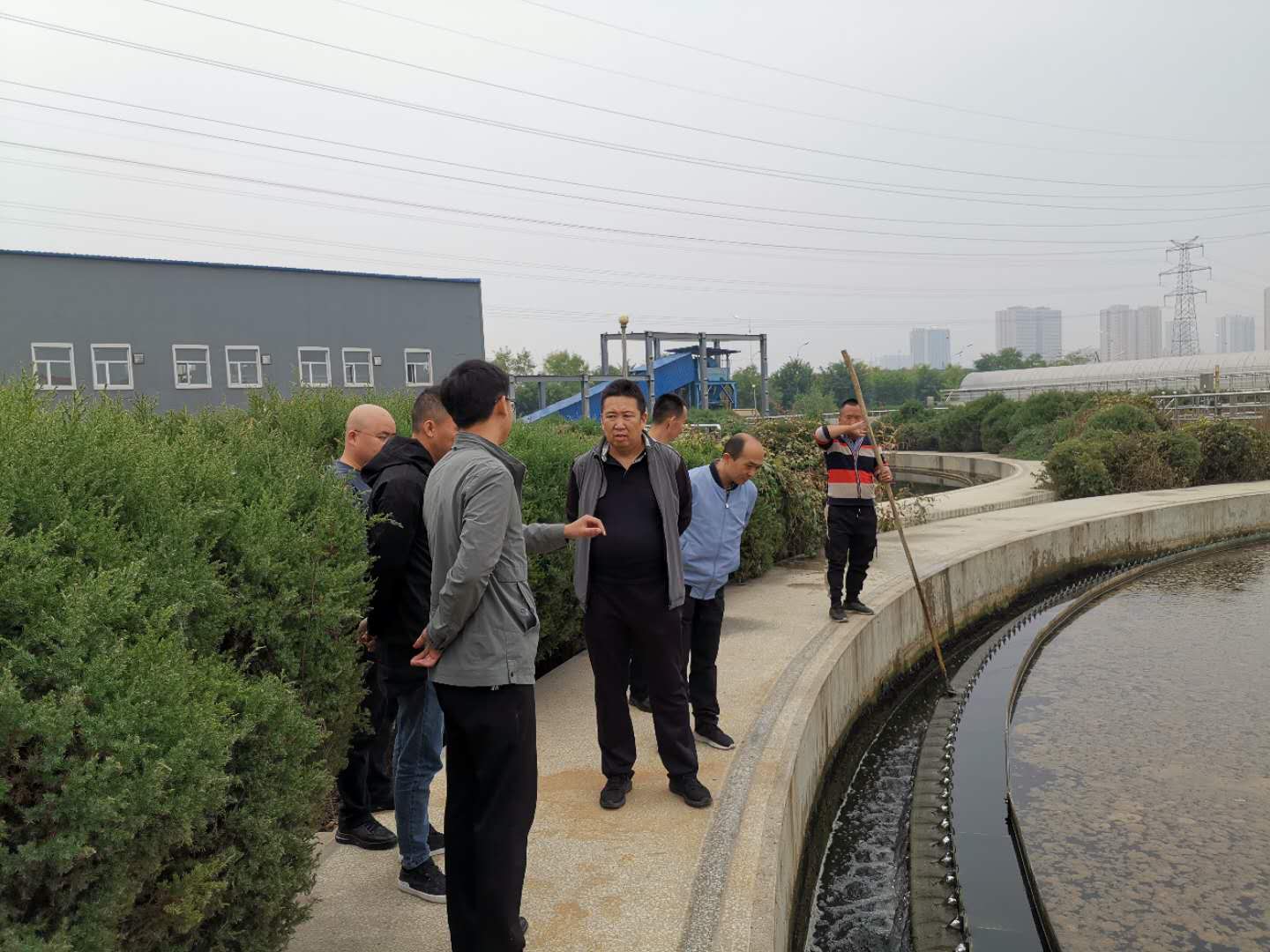 公司總經(jīng)理王建人在供水、污水生產(chǎn)一線開展風(fēng)險隱患排查 (2).jpg